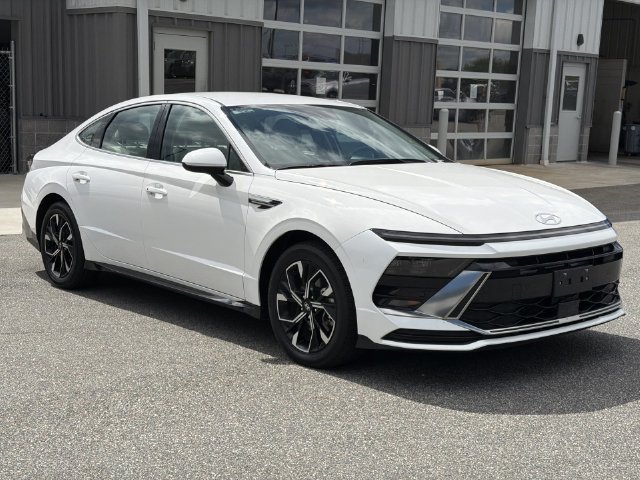 Used 2025 White Hyundai SEL image 15