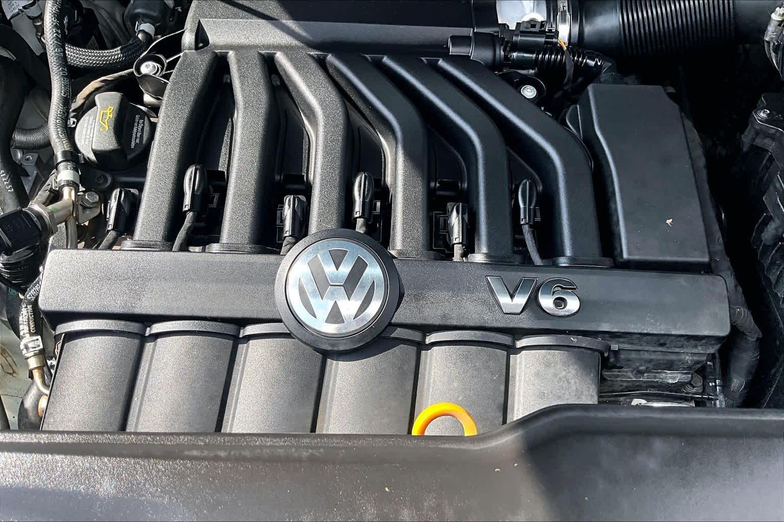 Used 2023 Pure White Volkswagen 3.6L V6 SE w/Technology image 31