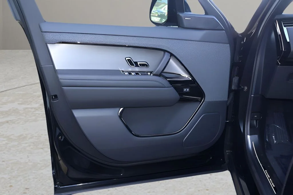 New 2026 Santorini Black Land Rover Dynamic SE image 9