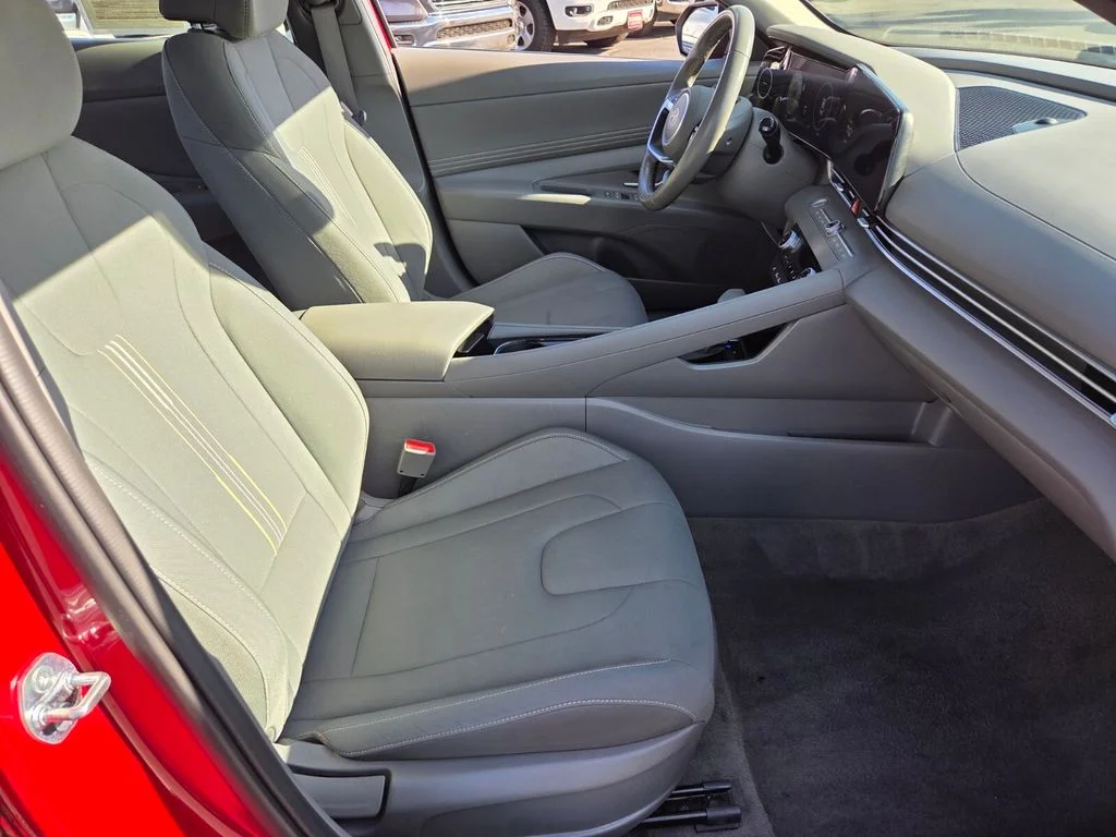 Used 2025 Red Hyundai SEL Convenience image 20