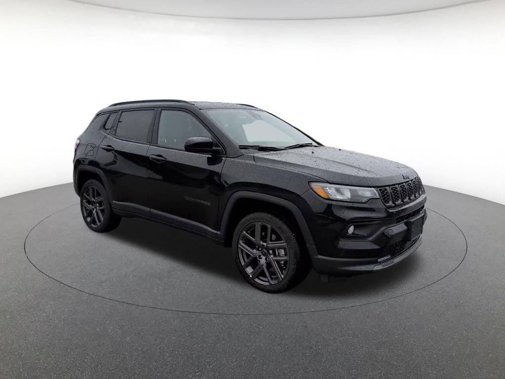 New 2026 Diamond Black Crystal Pearl-Coat Exterior Paint Jeep Latitude image 4