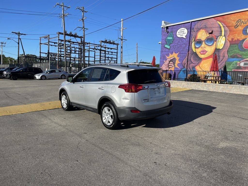 Used 2015 Silver Toyota LE image 3