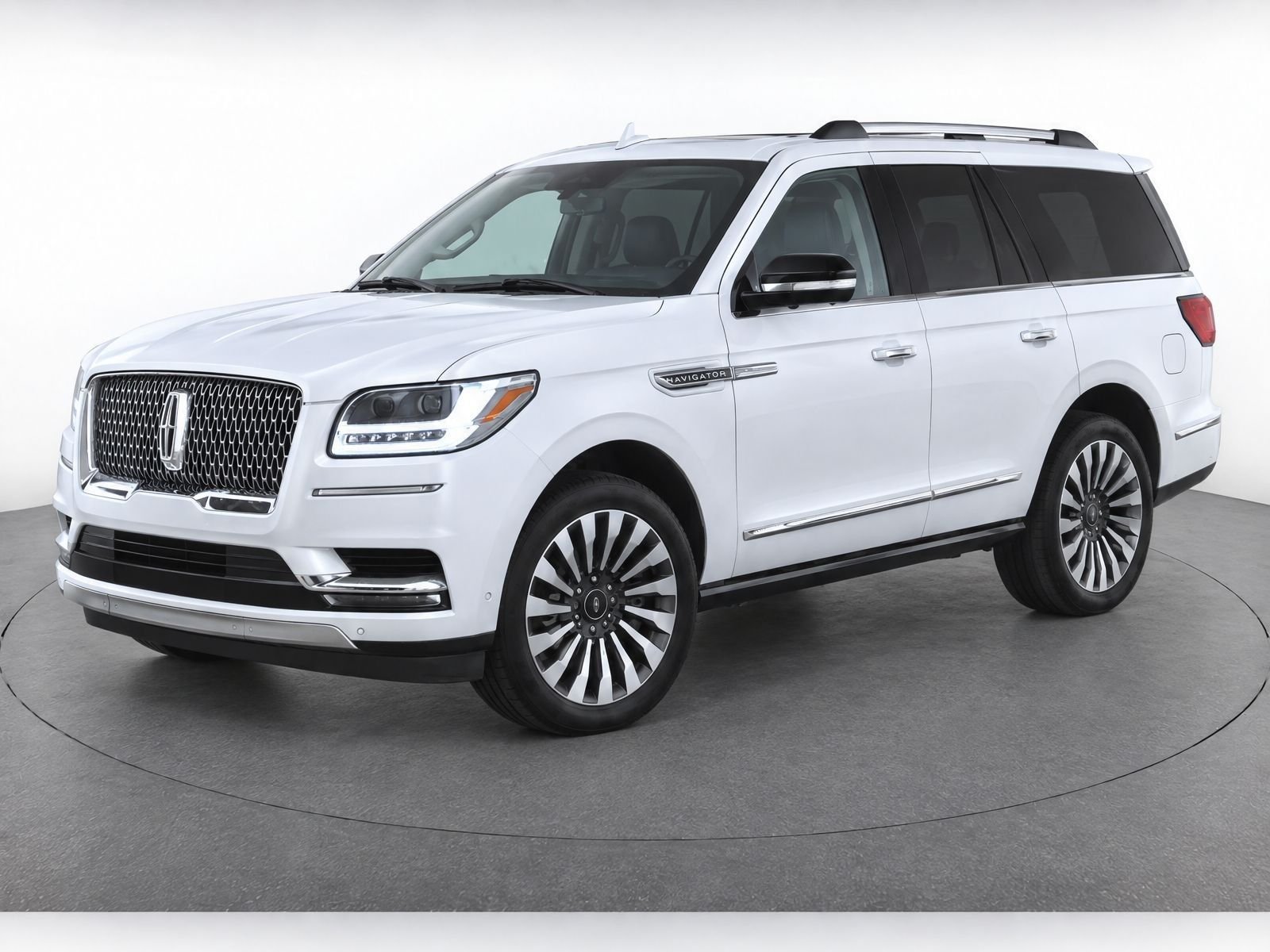 Used 2018 White Platinum Metallic Tri-Coat Lincoln Reserve image 1