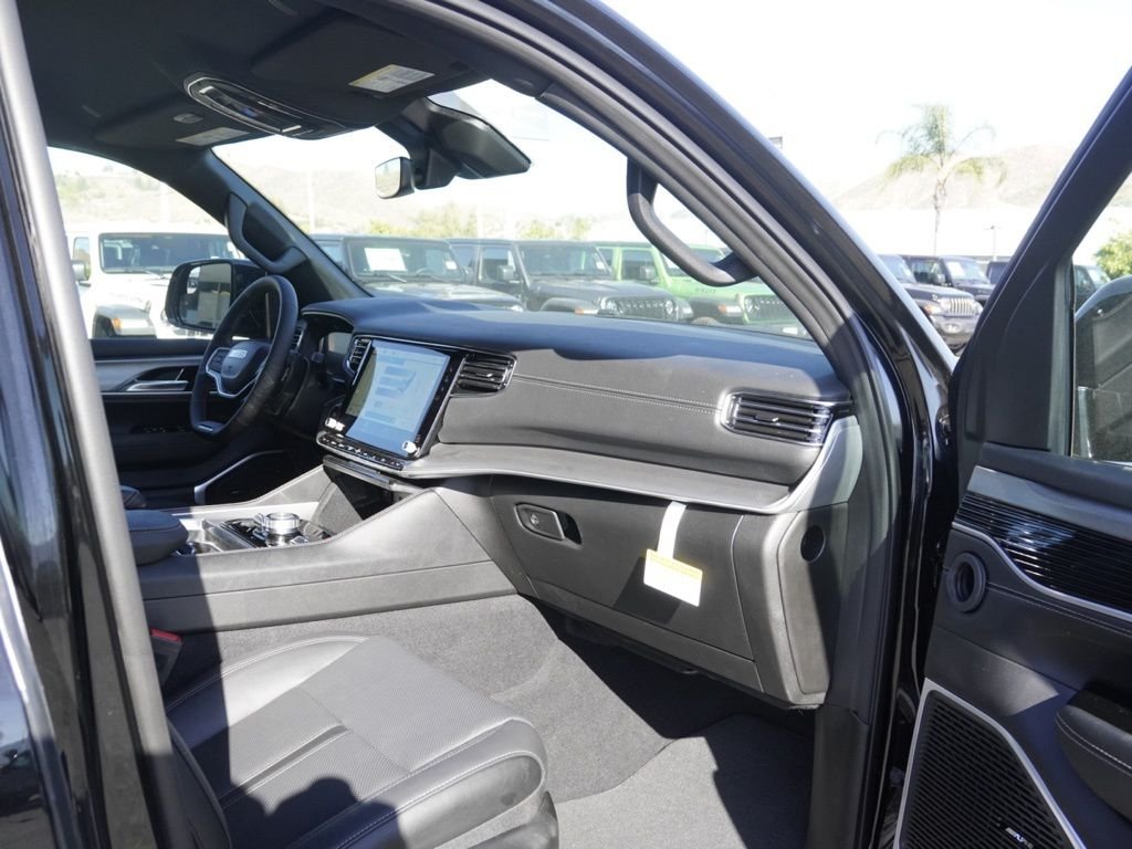 New 2026 High Gloss Black Exterior Paint Jeep Limited Altitude 4X4 image 23