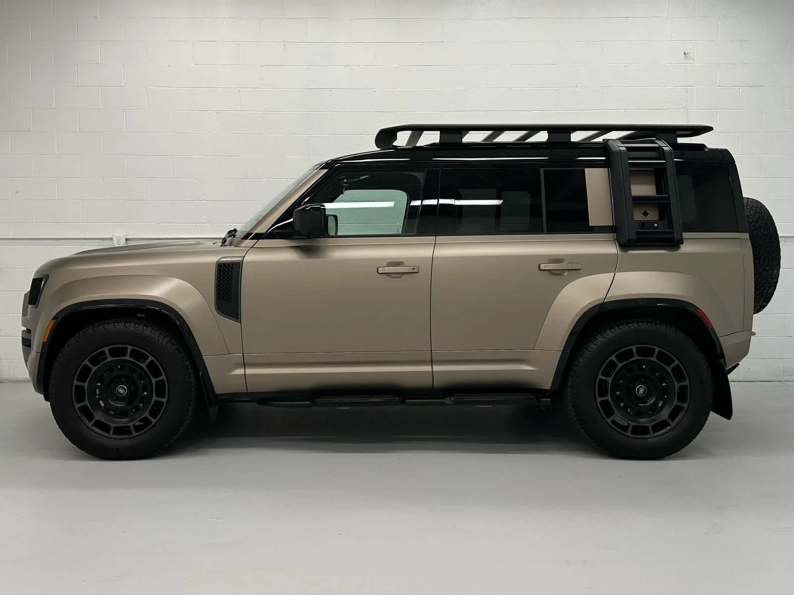 Used 2025 Petra Copper Premium Metallic Land Rover OCTA image 3