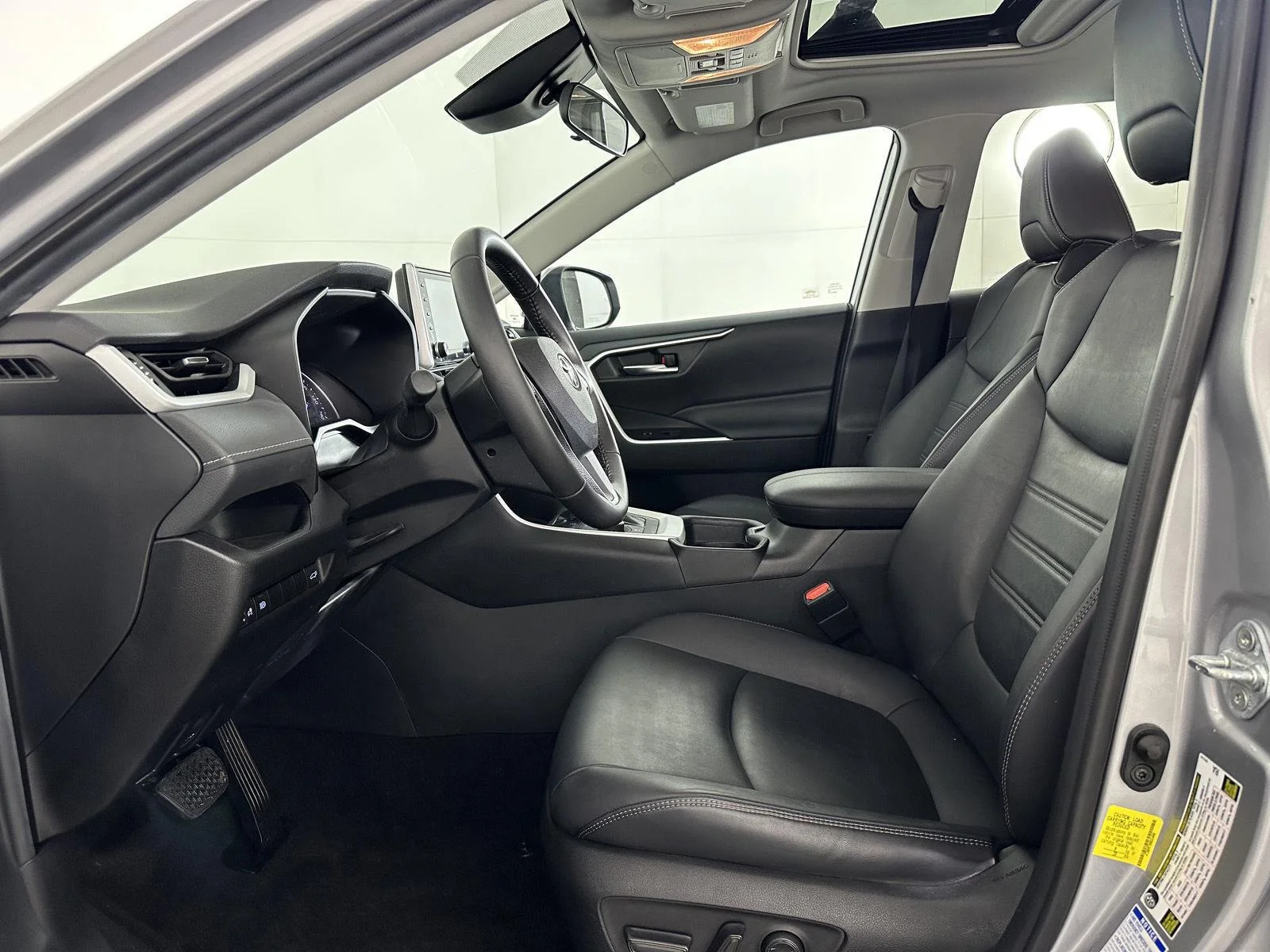 Used 2021 Silver Sky Metallic Toyota XLE Premium image 21