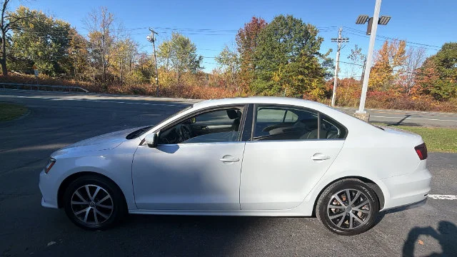 Used 2017  Volkswagen 1.4T SE image 8