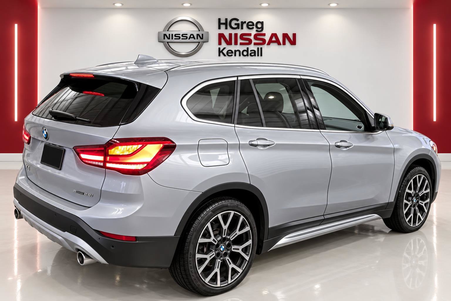 Used 2021 Silver BMW sDrive28i image 4