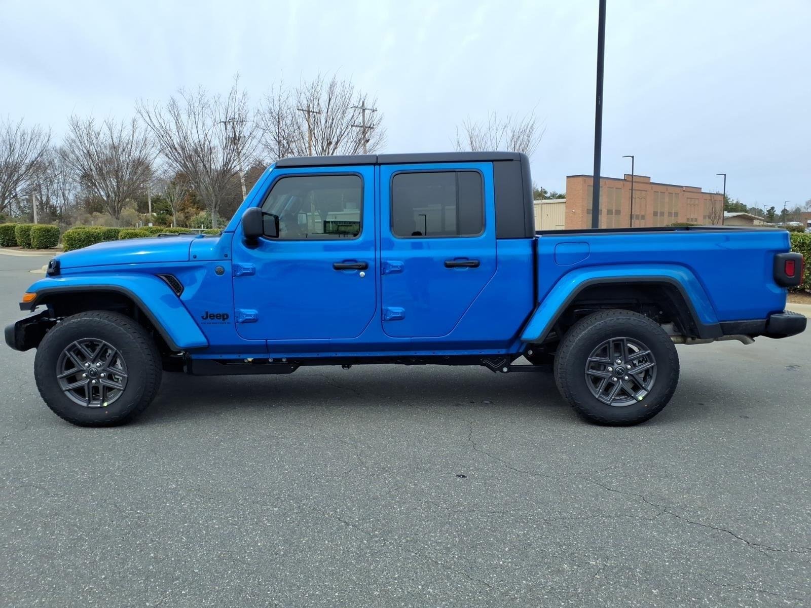 New 2026 Hydro Blue Pearl-Coat Exterior Paint Jeep Sport S image 3