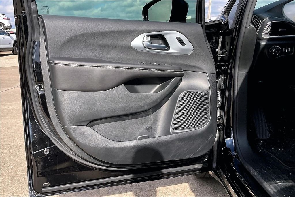 New 2026 Chrysler Pacifica Limited 4D Passenger Van