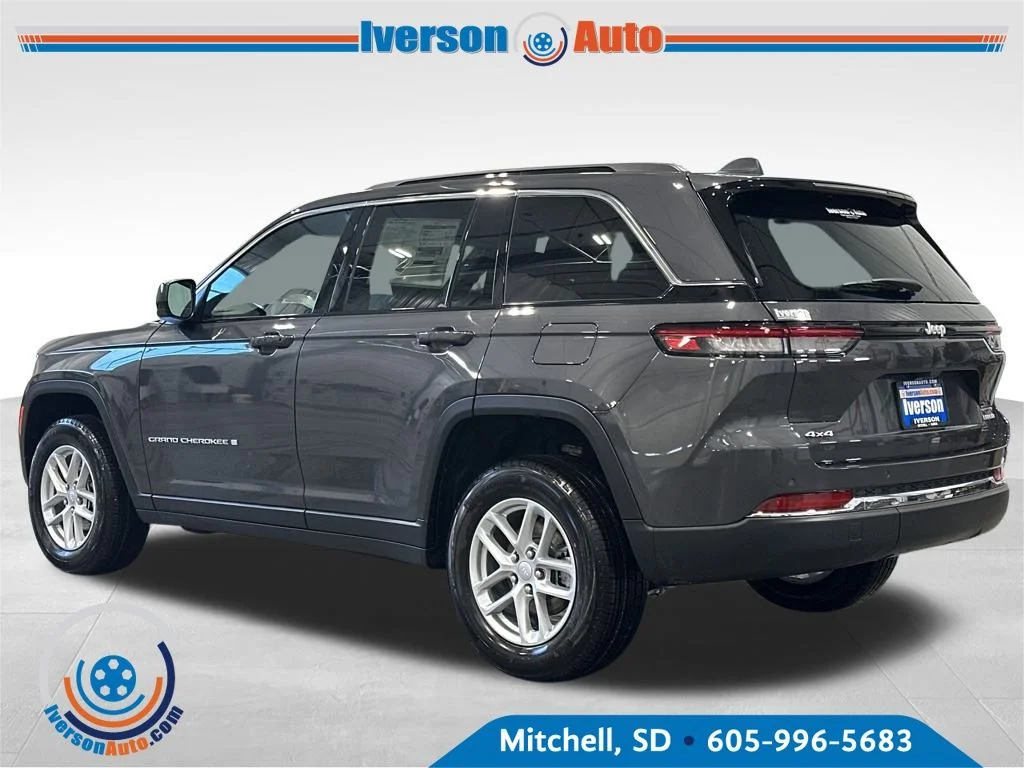 New 2026 Baltic Gray Metallic Clear-Coat Exterior Paint Jeep Laredo X image 5