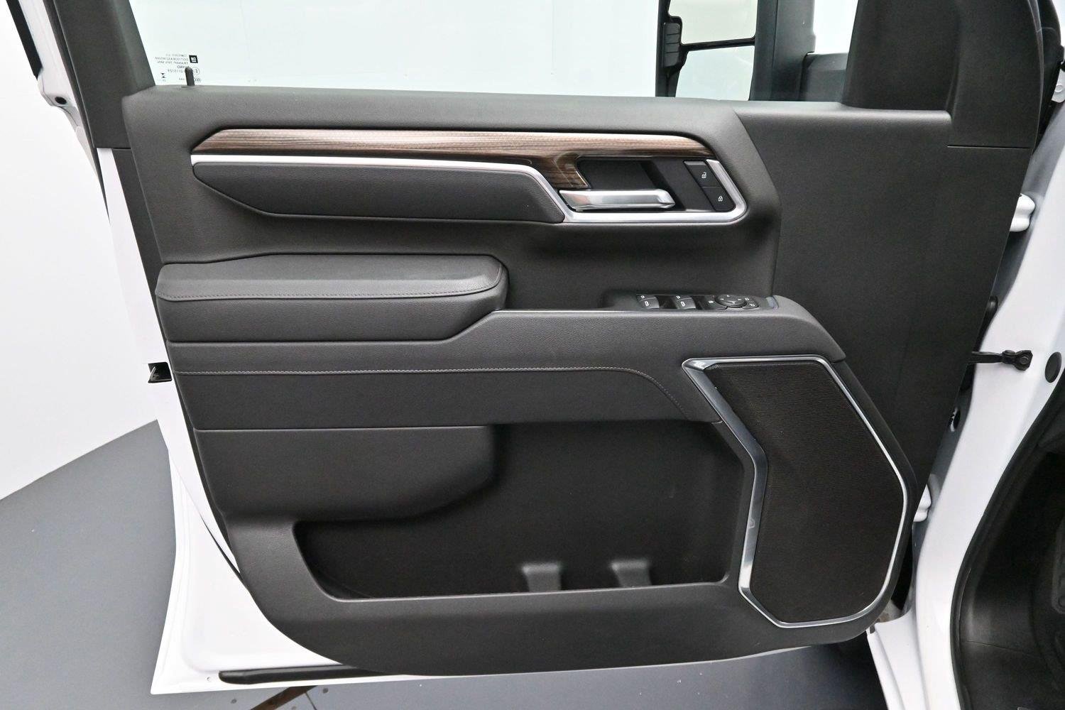 Used 2025 Summit White Chevrolet LT image 10