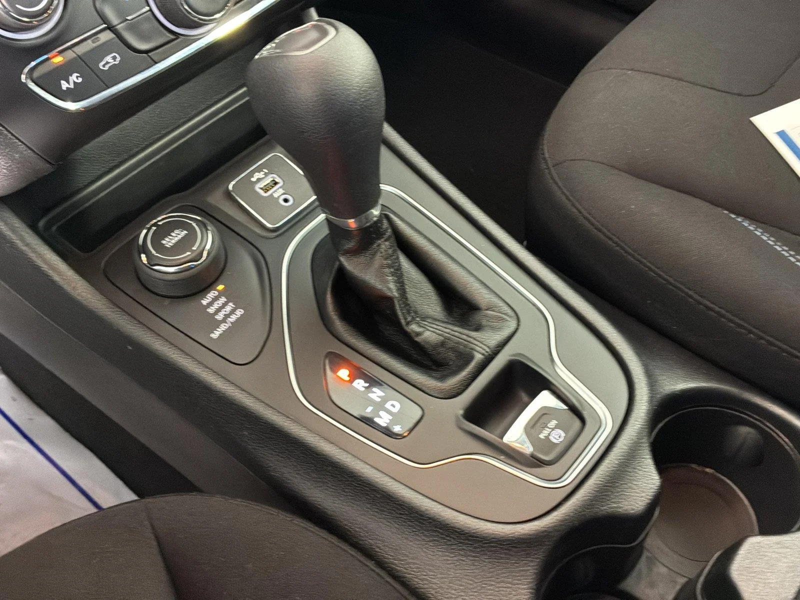 Used 2020 Diamond Black Crystal Pearlcoat Jeep Latitude image 51