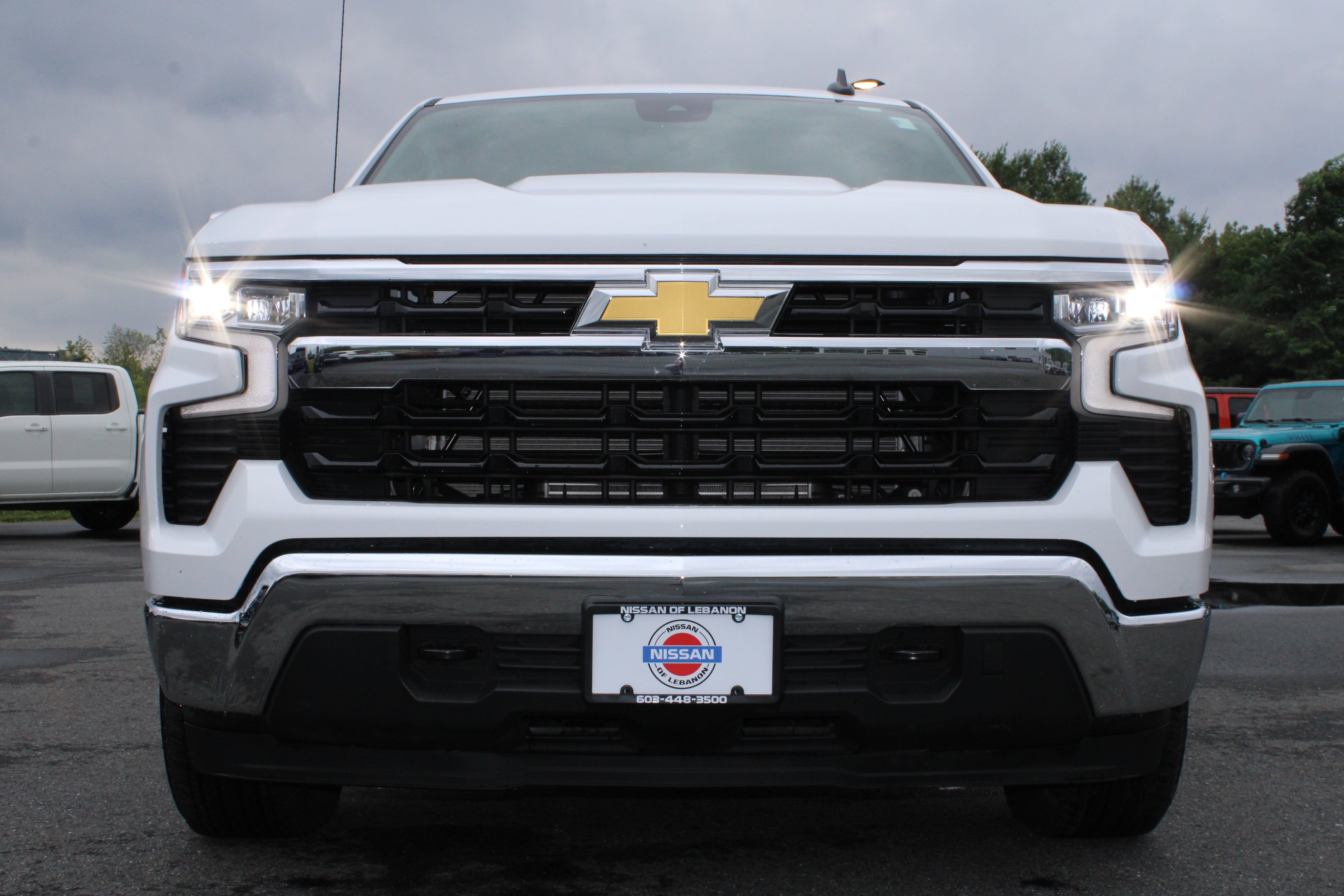 Used 2025 Summit White Chevrolet LT image 3