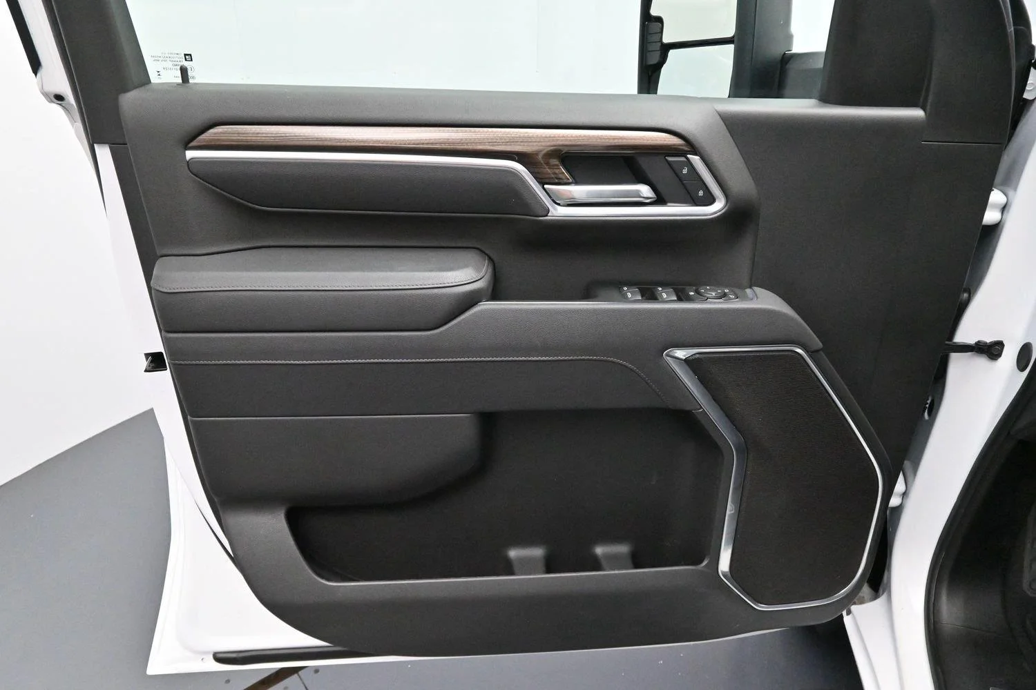 Used 2025 Summit White Chevrolet LT image 10