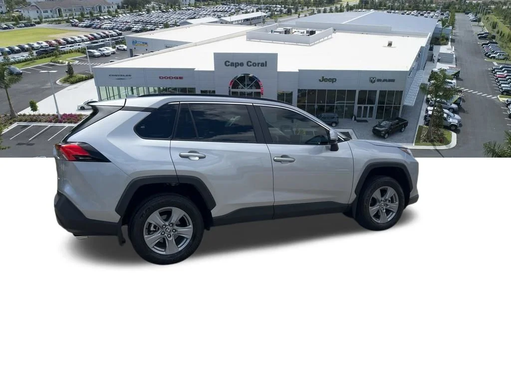 Used 2025  Toyota XLE image 14