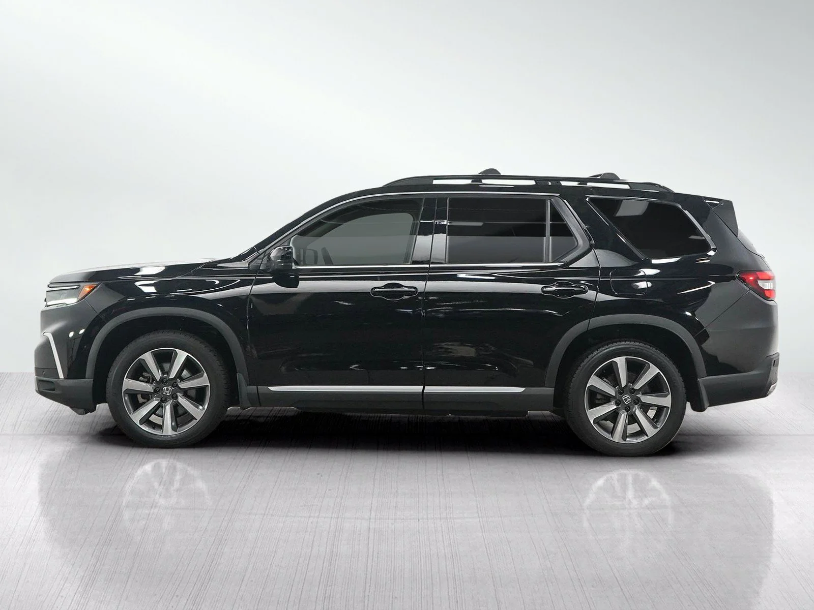 Used 2023 Black Honda 5D WAGON TOURING 4WD image 2