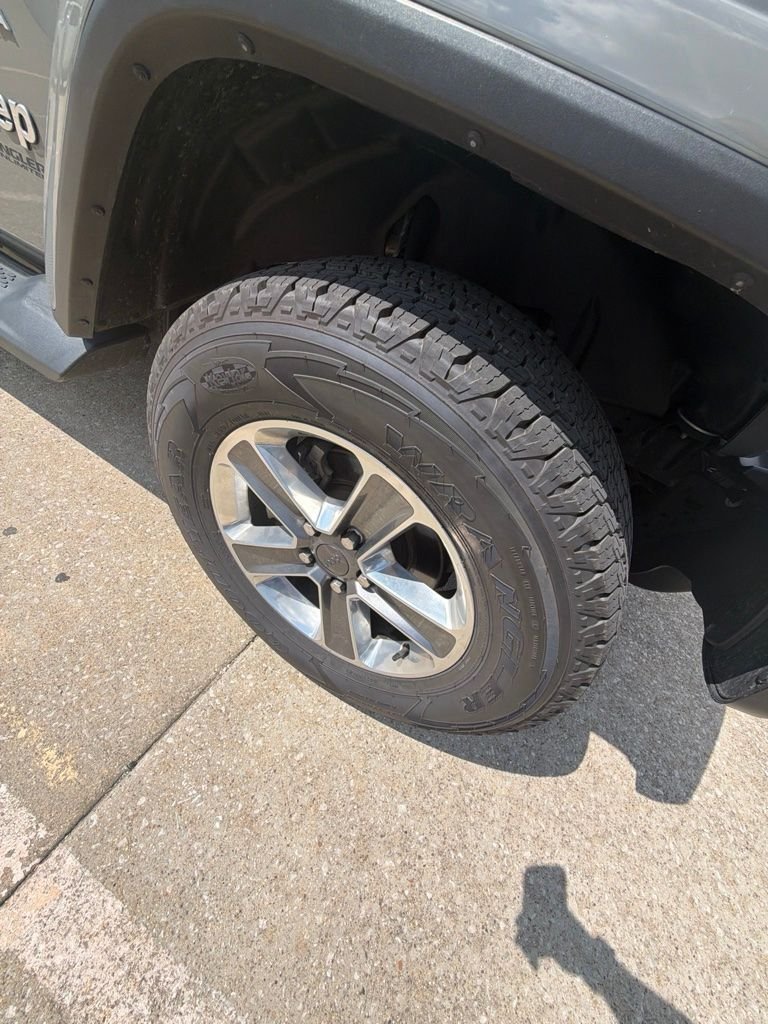 Used 2021 Sting-Gray Clearcoat Jeep Unlimited Sahara image 10
