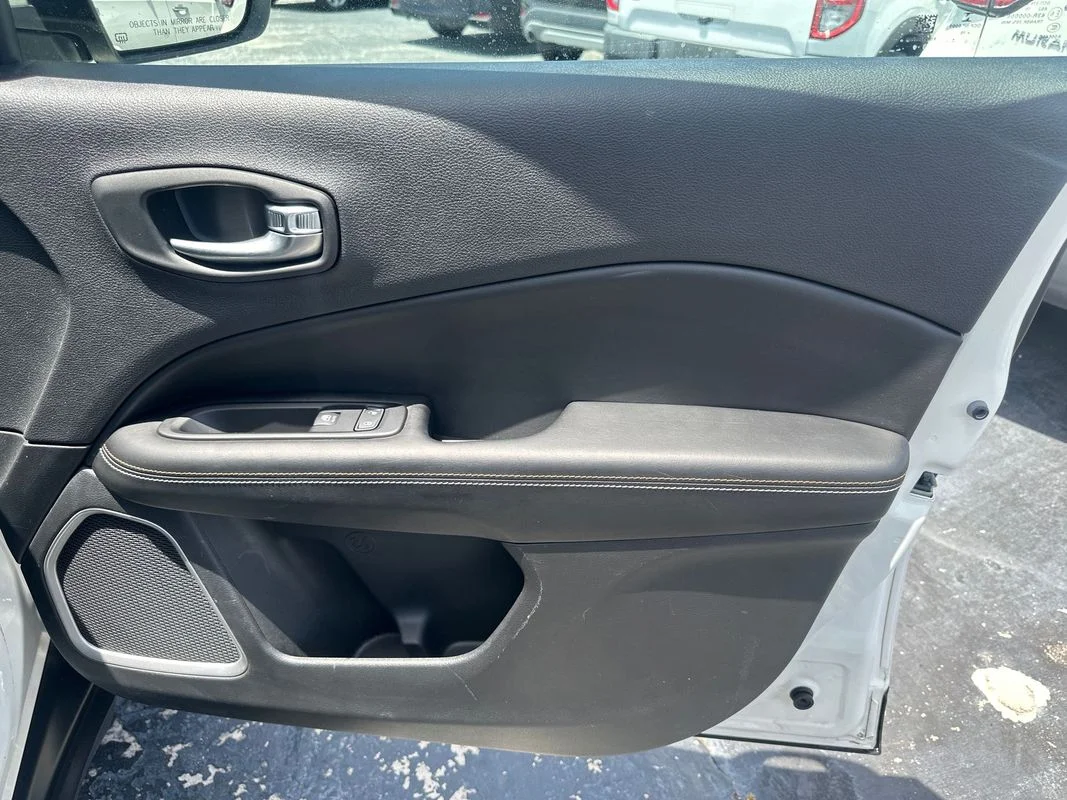 Used 2019  Jeep Latitude FWD image 30