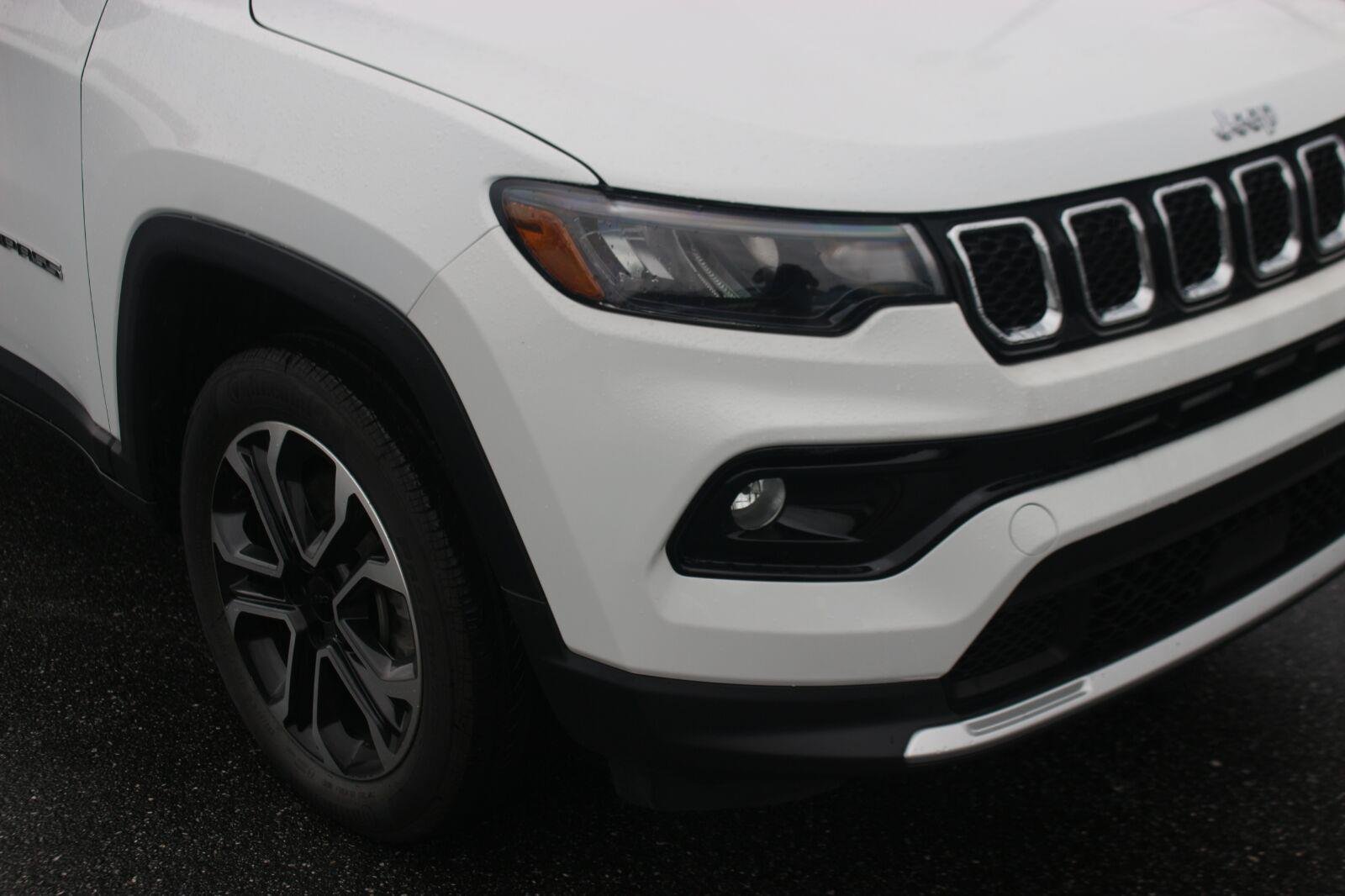 Used 2023  Jeep Limited image 9