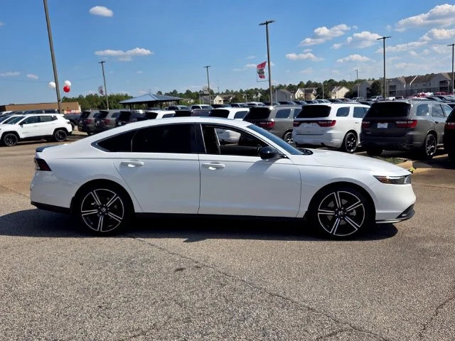 Used 2025  Honda Sport image 16