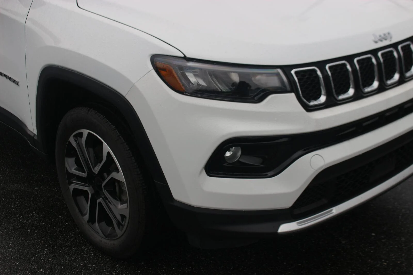 Used 2023  Jeep Limited image 9