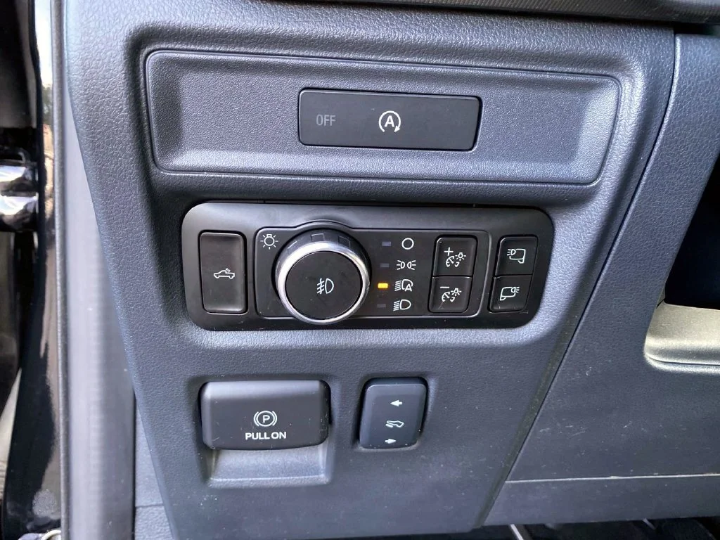 Used 2025 Black Metallic Ford Lariat image 25