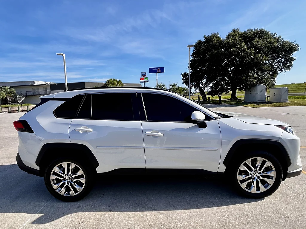 Used 2021 Blizzard Pearl Toyota XLE Premium image 2