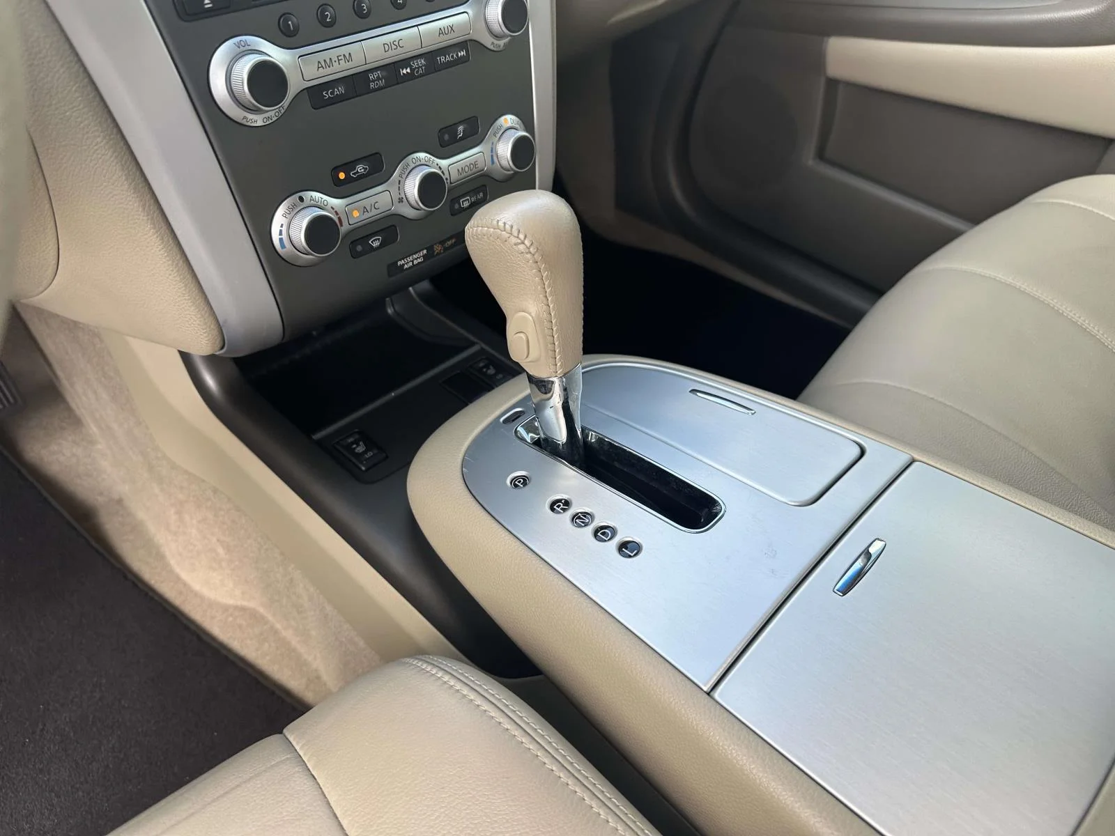 Used 2013 Glacier Pearl Nissan SL image 17