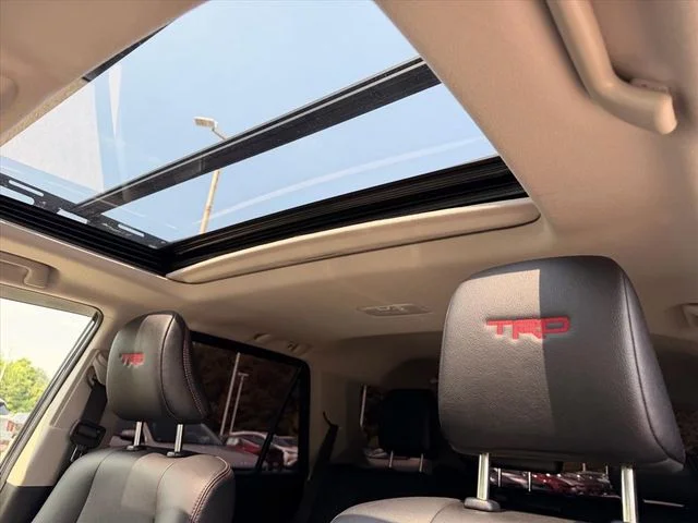 Used 2021 Blue Toyota Venture image 19