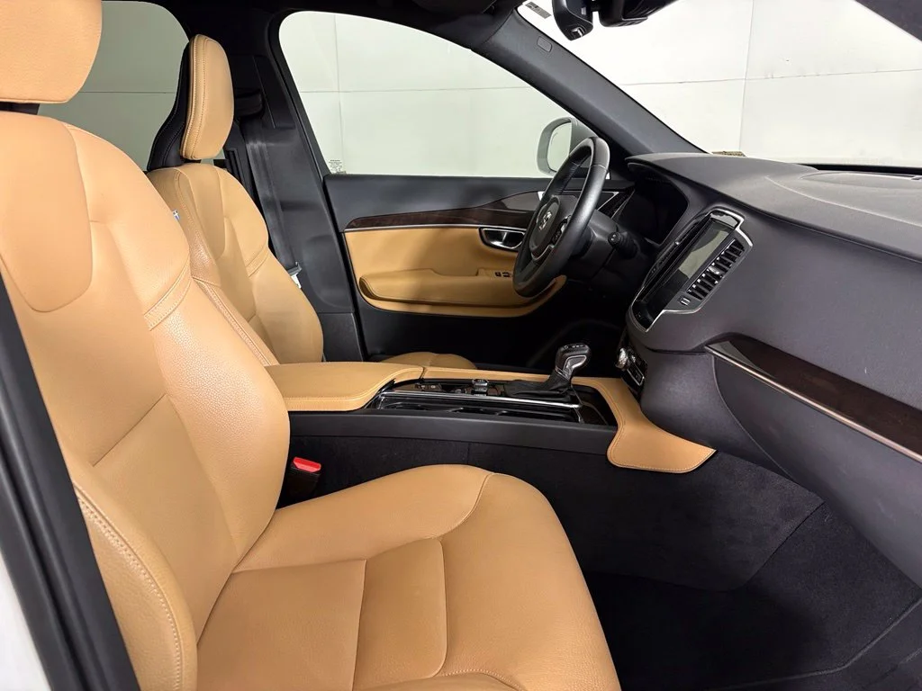 Used 2019 White Volvo T6 Momentum image 14