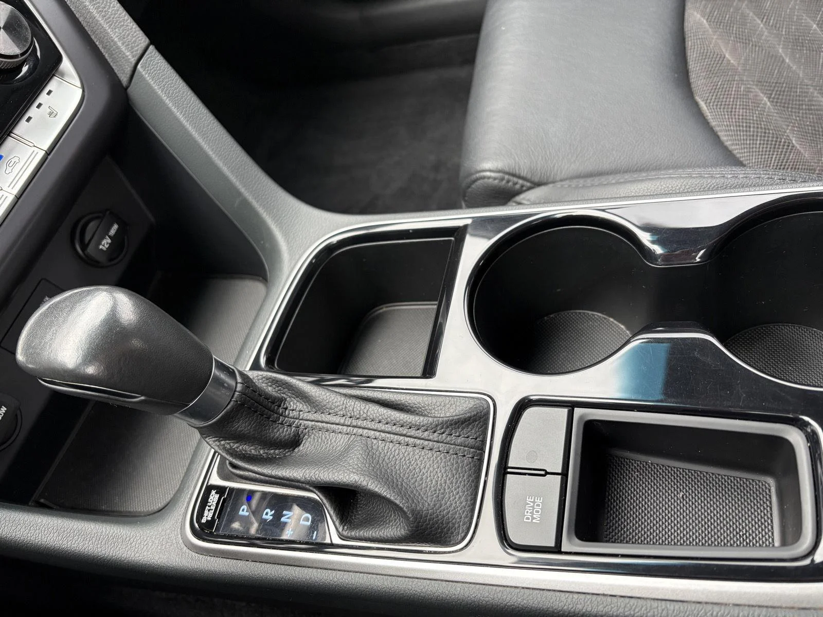 Used 2018 Phantom Black Hyundai Sport image 17