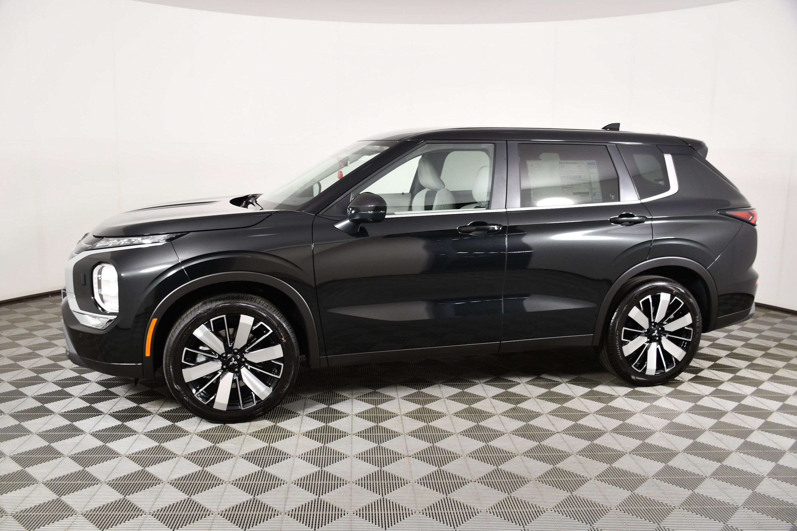 New 2026 Black Diamond Mitsubishi SE image 9