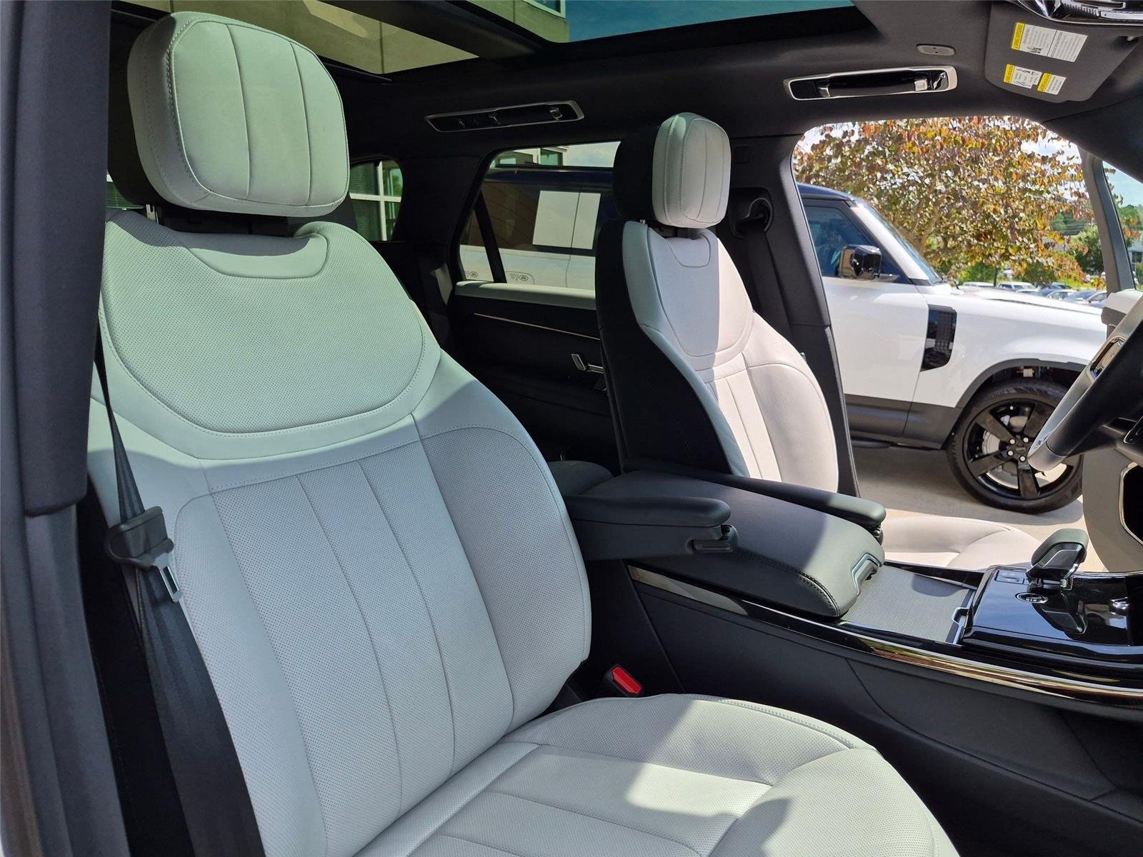 Used 2024 Fuji White Land Rover Dynamic SE image 32