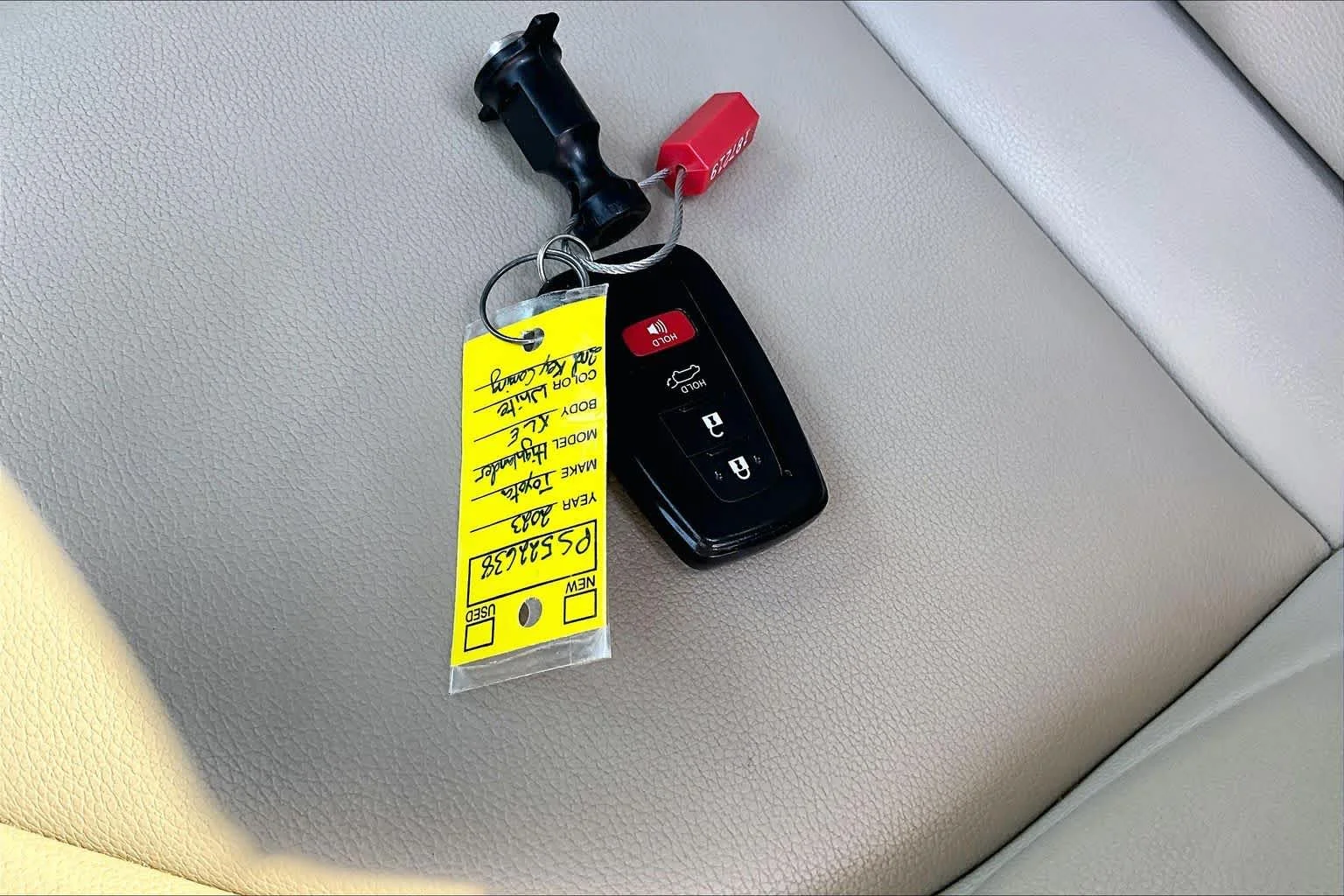 Used 2023 Wind Chill Pearl Toyota Hybrid XLE image 13