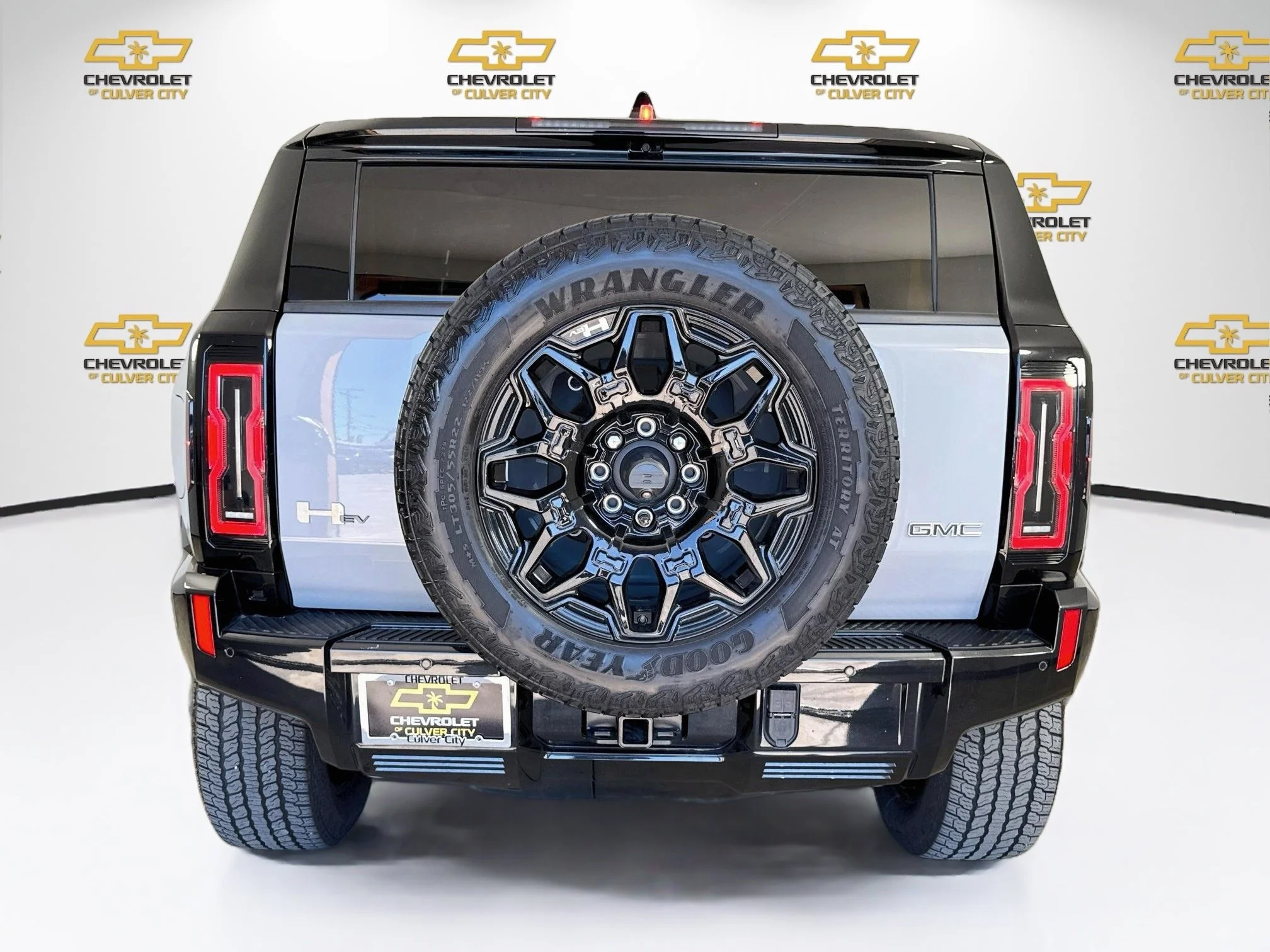 Used 2025 Meteorite Metallic (Grey) GMC 2X image 7