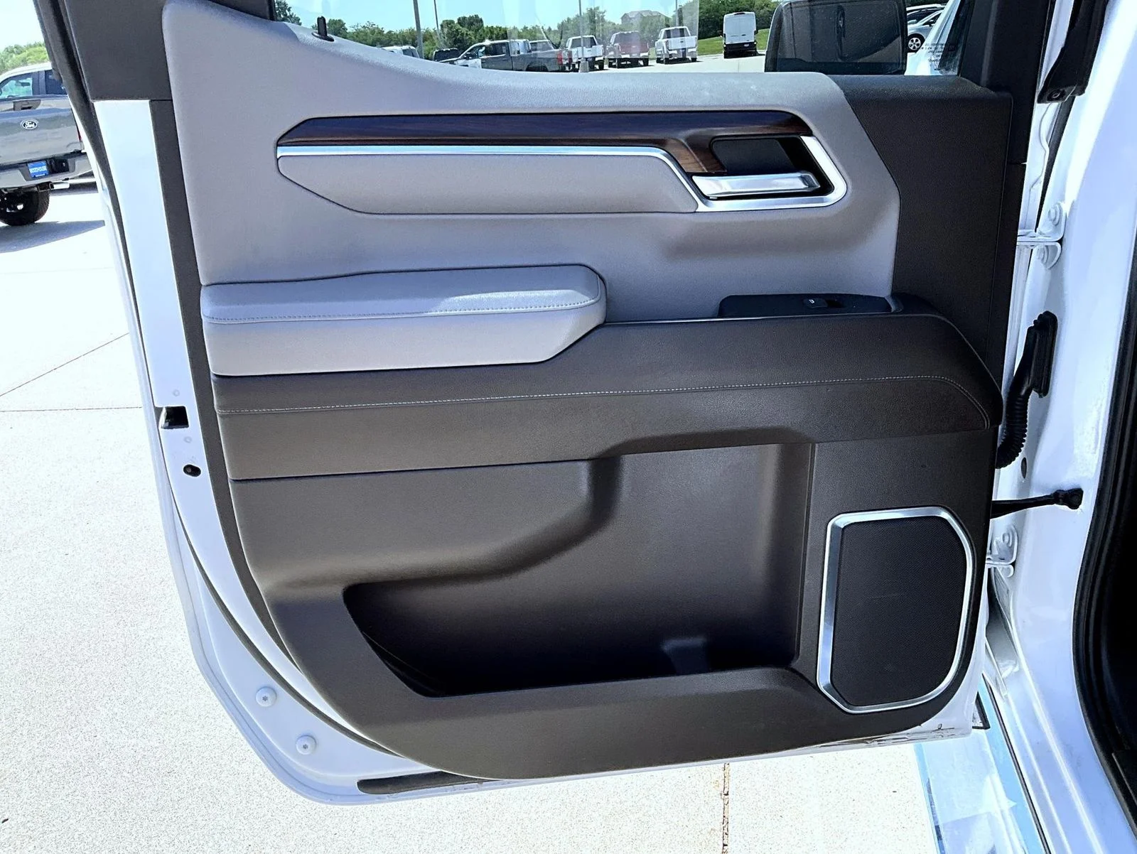 Used 2022 White GMC SLT image 21