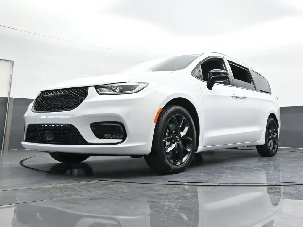 New 2026 Bright White Clear-Coat Exterior Paint Chrysler Select image 54