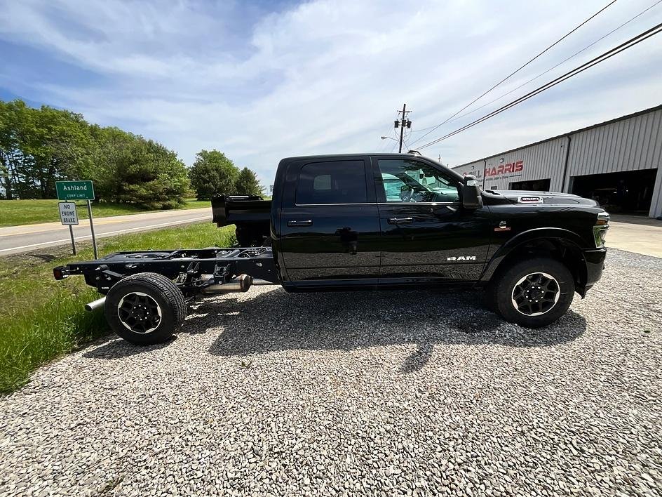 New 2026 Diamond Black Crystal Pearlcoat RAM Tradesman image 4