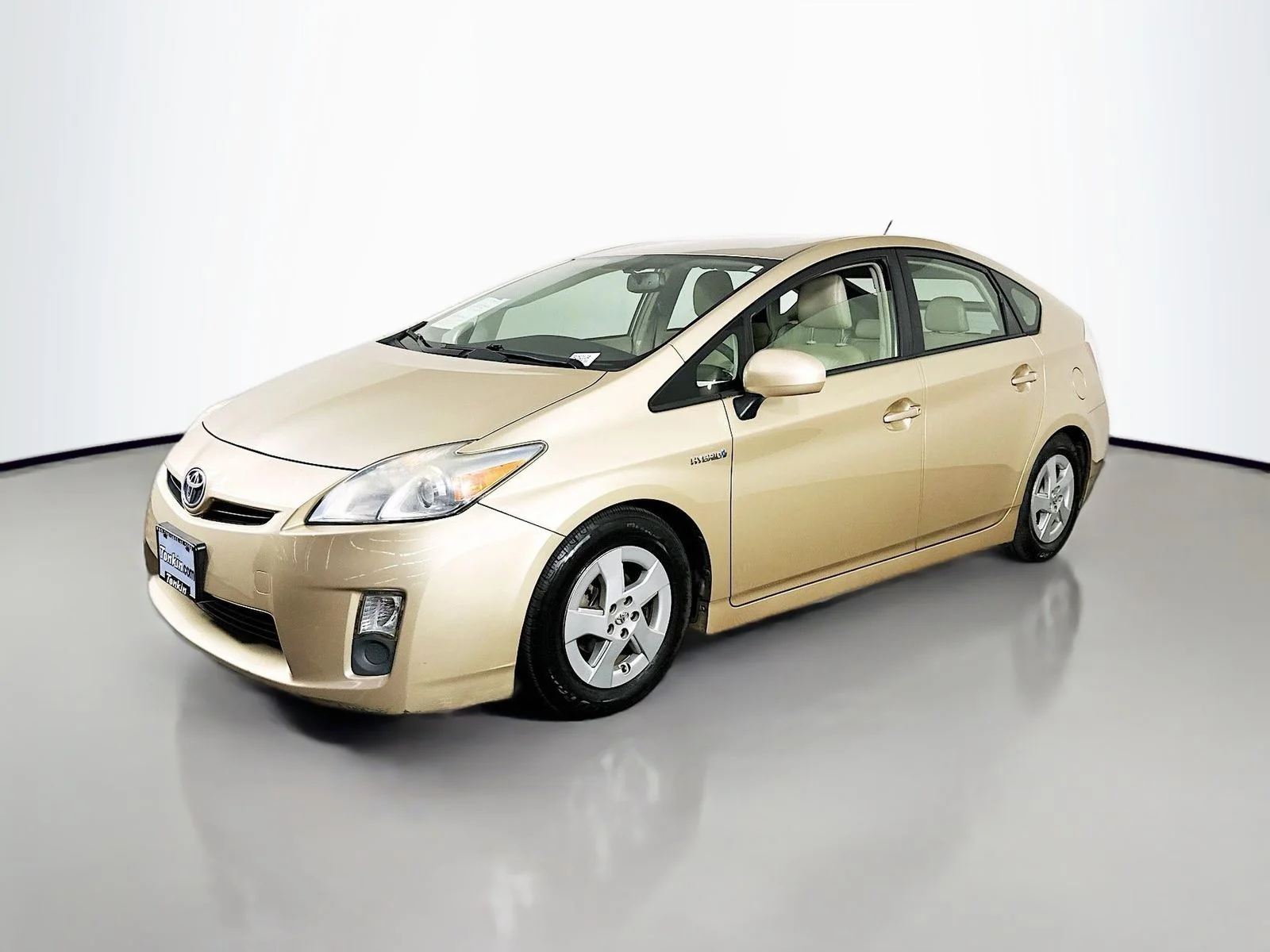 Used 2010 Gold Toyota IV image 3