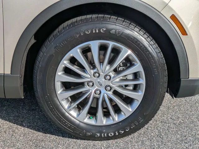 Certified Used 2017 White Gold Metallic Lincoln Select image 13