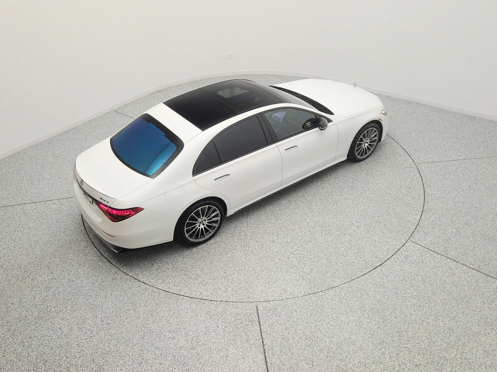 Used 2025 MANUFAKTUR Moonlight White Metallic Mercedes-Benz S 580 4MATIC® Sedan image 13