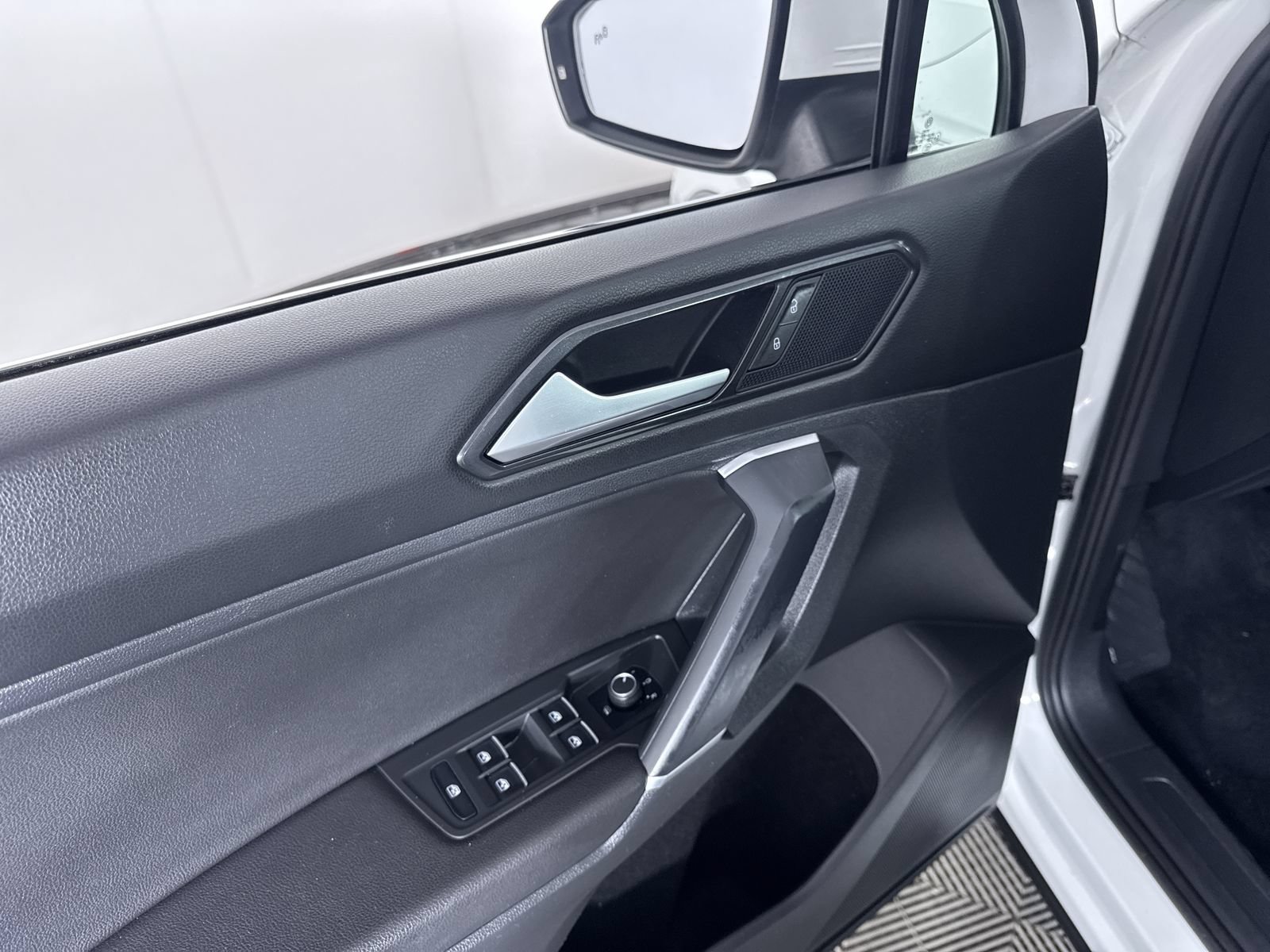 Used 2018 Pure White Volkswagen SEL image 14