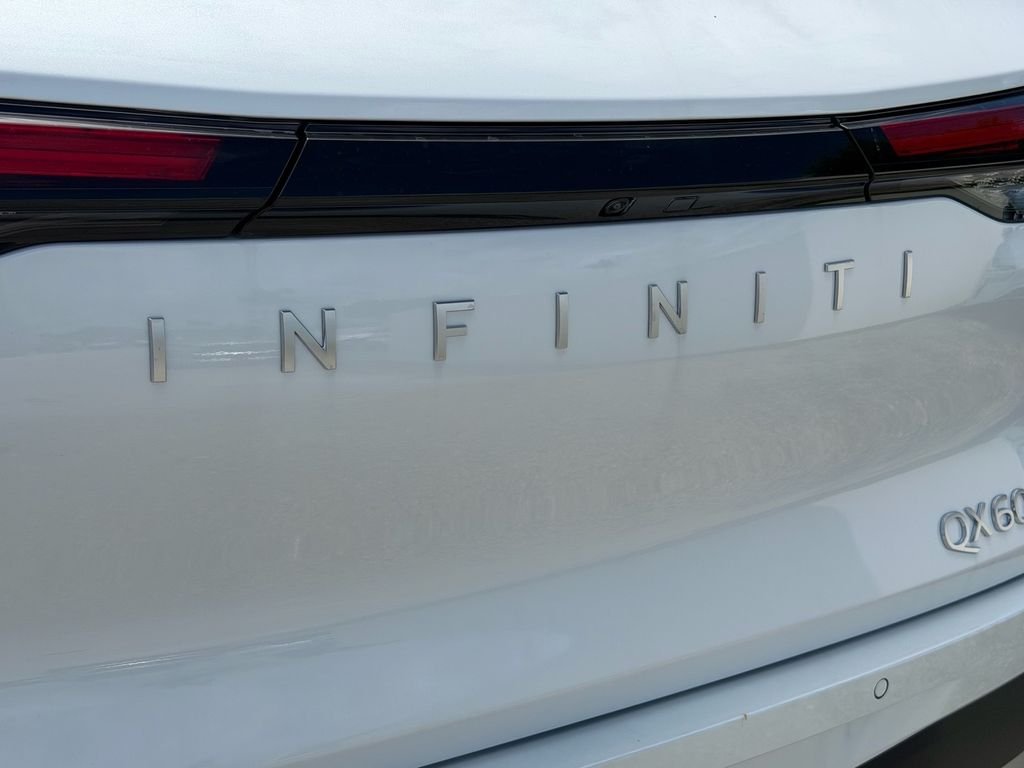 New 2027 RADIANT WHITE INFINITI Luxe FWD image 10