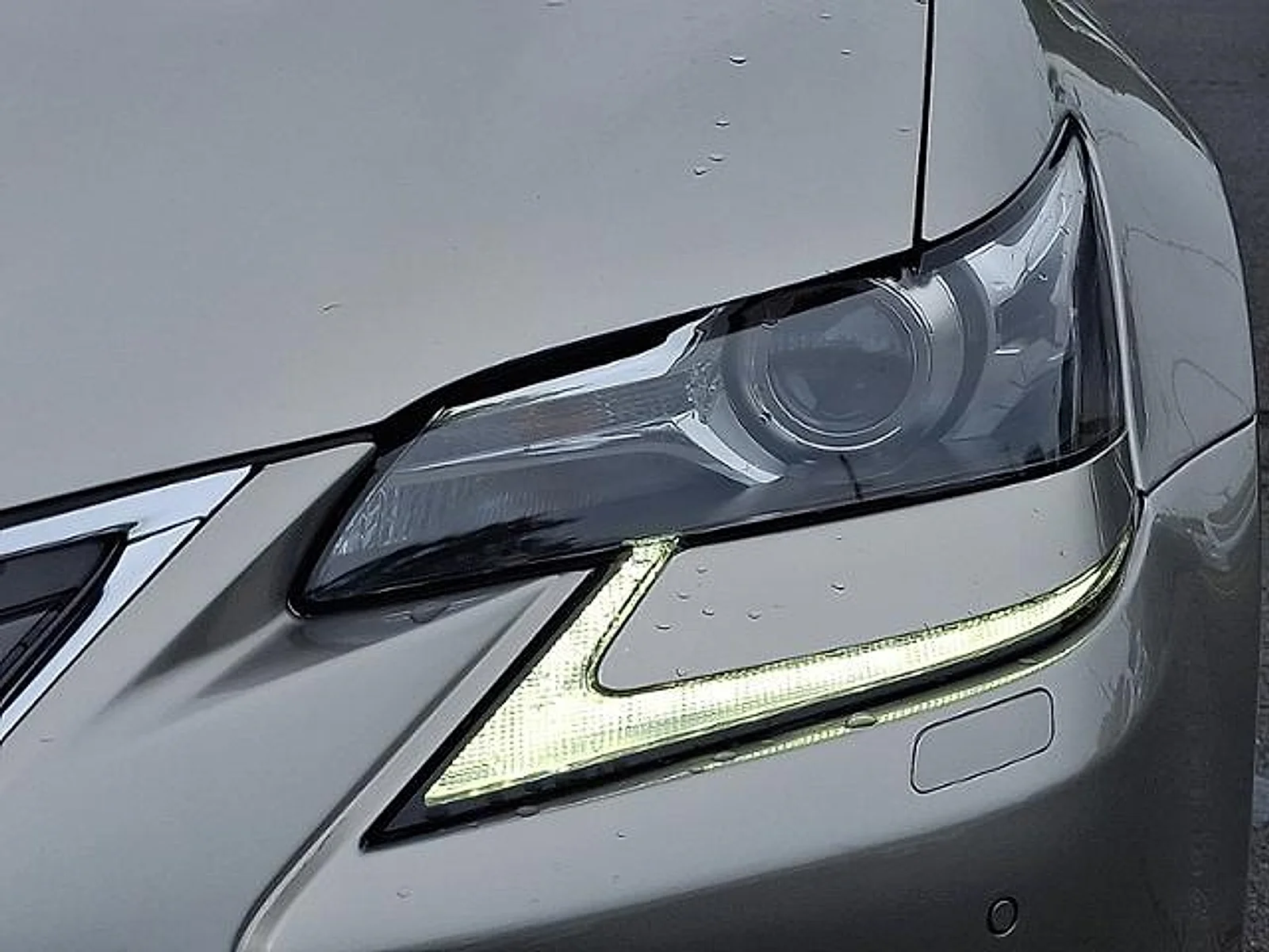 Used 2020 Atomic Silver Lexus  image 32