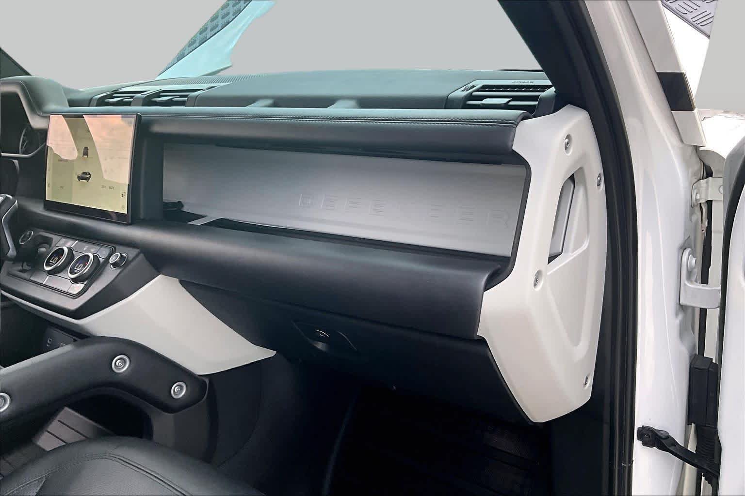 Used 2023 Fuji White Land Rover S image 17