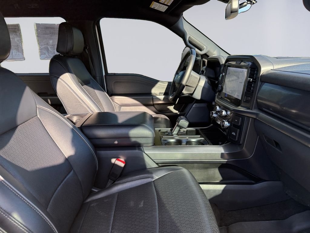 Used 2025  Ford Lariat image 18