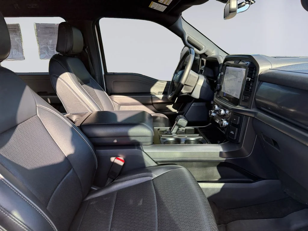 Used 2025  Ford Lariat image 18
