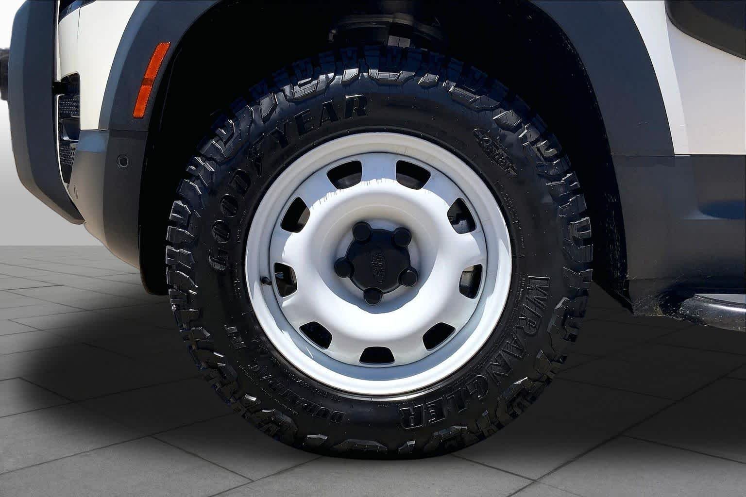 Used 2024 Santorini Black Metallic Land Rover S image 9