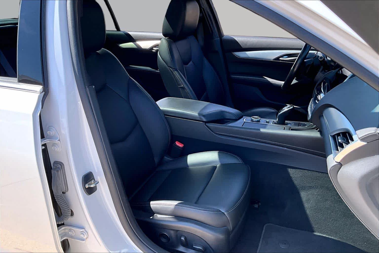 Used 2022 Crystal White Tricoat Cadillac Luxury image 9